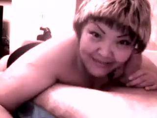 Зрелая дама сосет на камеру вкусный перчик