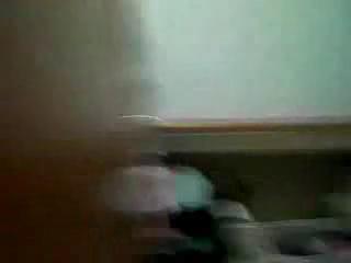 Голая сучка показывает сиськи и дырочки на полу