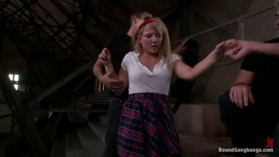 Жесткое порно четверо парней трахают связанную студентку