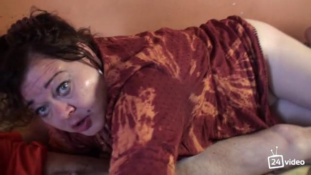 Шлюха делает отличный минет на камеру