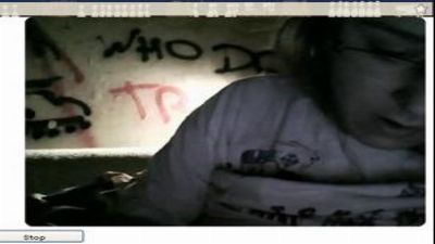 Девочка в очках показала сиськи на камеру