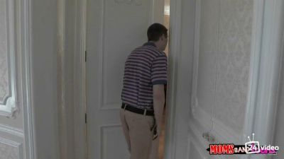 Зрелая милфа учит молодую сучку сексу